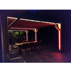 Insertion d’un bandeau LED dans la structure d’une pergola (poteaux et solives) et pose de polycarbonates colorés pour une lumière tamisée